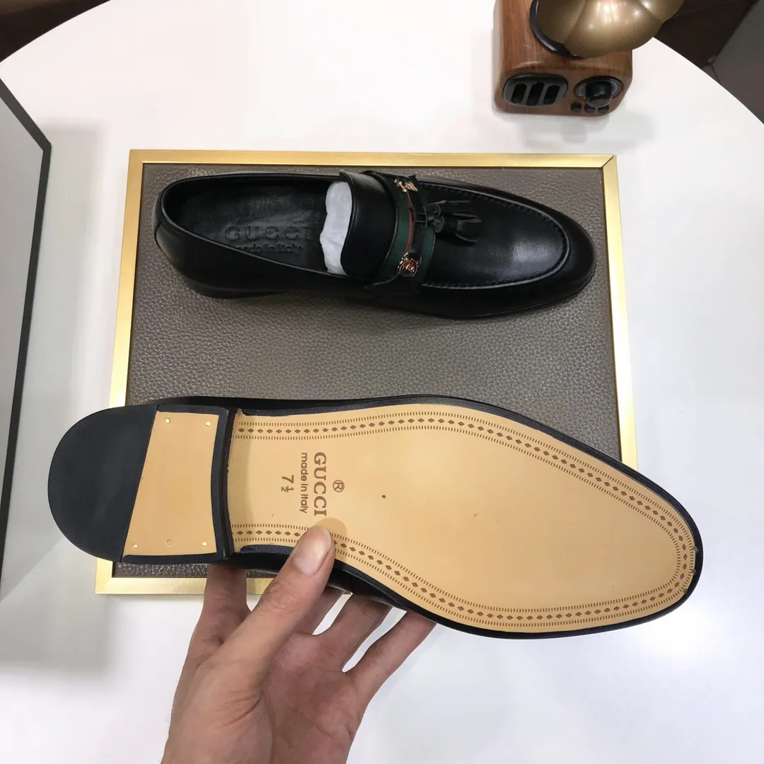Factory batch 500💰Italy’s top luxury men’s shoe giant (GUCCI) (Gucci) (full cowhide lining) new arrival🍃Original European style🔰 Pleasant to the eye😍In order to make the shoes more durable and non-deformable🌀The production continues to follow traditional methods but there is still no lack of innovation💪The original sheepskin is selected for the leather♻️Smooth, natural and extra bright⭐Made of imported cowhide The rich man’s first choice 38-45 (45 customized)